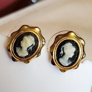 Vintage Gold Tone Oval Cameo Lady Stud Earrings